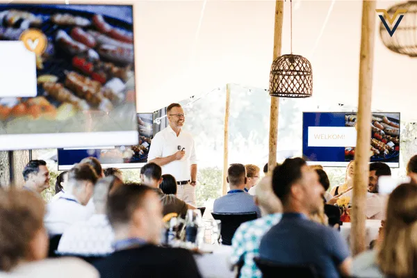 Dennis van Vrijheid Vastgoed geeft een presentatie